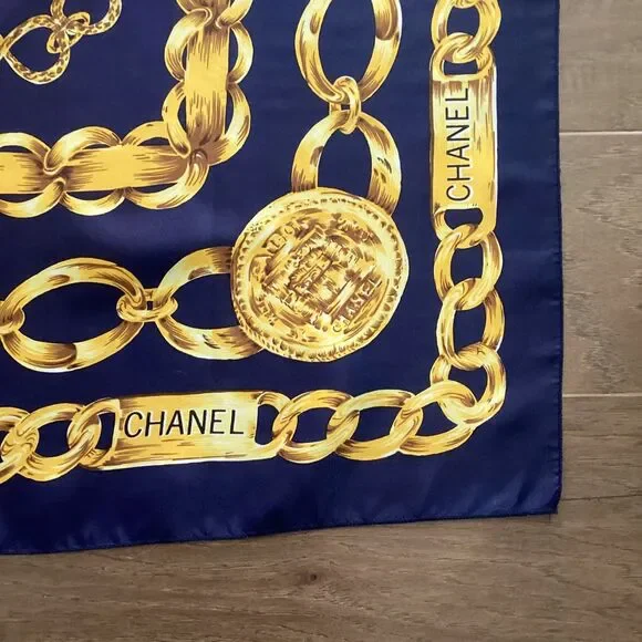 Vintage 90s scarf Navy with Gold Chain design 34-inch square - Picture 2 of 9